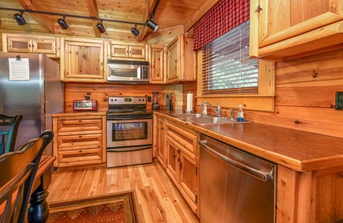 Sevierville Cabin | FlatBackyard, FirePit, HotTub, Horseshoes, games, 60-game arcade FUN 4 FAMILIES!