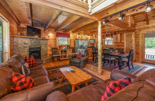 Sevierville Cabin | FlatBackyard, FirePit, HotTub, Horseshoes, games, 60-game arcade FUN 4 FAMILIES!