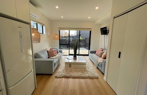 Flat Bush House | Flatbush Holiday Accommodation, 3 Bedroom Town House WH2 | Apartment