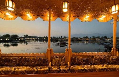 Dal Lake Apartment | Floating Luxury Group Of Houseboats
