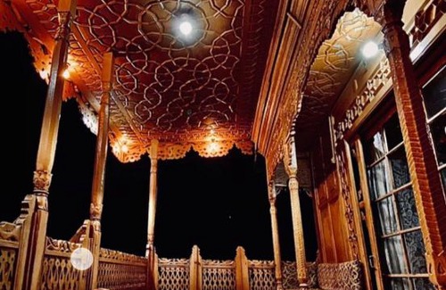 Dal Lake Boat Rental | Floating Shanghai group of houseboats