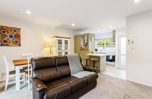 Epsom House | Flora and Fauna Unit with garden and deck