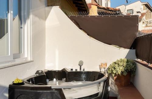 Oltrarno Apartment | Florence Holiday Apartment Ponte Vecchio Glow Suite Jacuzzi