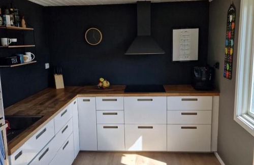 Arendal Villa | Flott enebolig med 4 soverom, 2 bad. Solrik terrasse