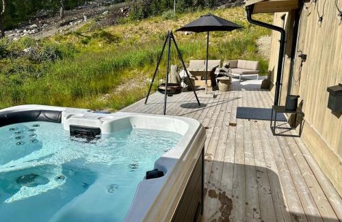 Rauland House | Flott moderne hytte i Holterdalen, 4 soverom, 2 bad, Jacuzzi, garasje