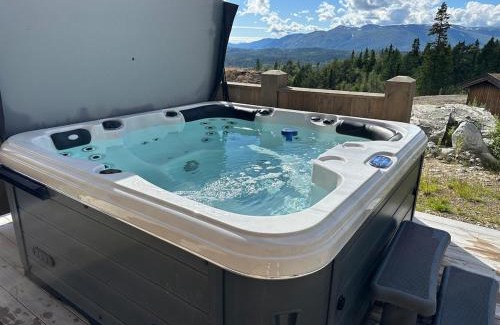 Rauland House | Flott moderne hytte i Holterdalen, 4 soverom, 2 bad, Jacuzzi, garasje