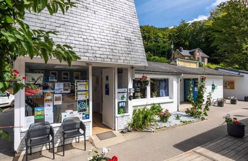 Yport House | Flower Camping La Chênaie * - Mobile home Standard Wood 24m2 2 bedrooms + semi covered terrace 18m2 + TV 4 persons