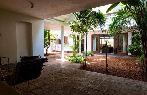 Kollupitiya Villa | Flower Road Villa with Sri Lanka Contemporary Art & Architecture Experiences