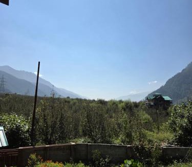 Jagatsukh House | Flugafen B&B- A Peaceful home in Apple Orchards