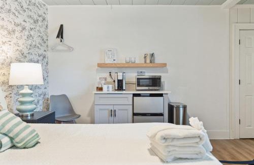 Folly Beach Hotel | Folliday Inn - The Triple - Room 24