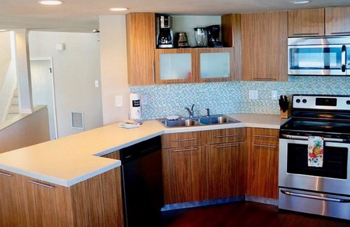 Marineland Acres House | Footsteps to the Beach - Sleeps 8-Quiet Beach in The Hammock