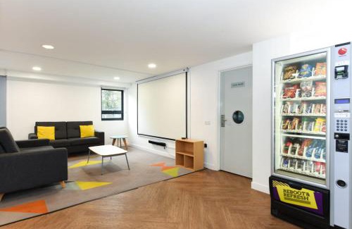 Poole Apartment | For Students Only Corfe House in Poole