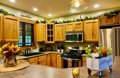 Confluence Apartment | Forest Creek Lodge · Stunning Secluded Stream Front Lodge w/Hot Tub