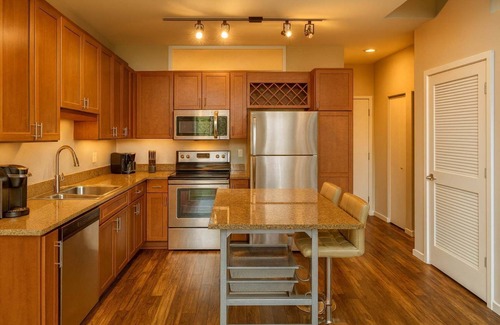 DeBaliviere Place Apartment | Forest Park Skyline Retreat with Balcony, Pool & Parking