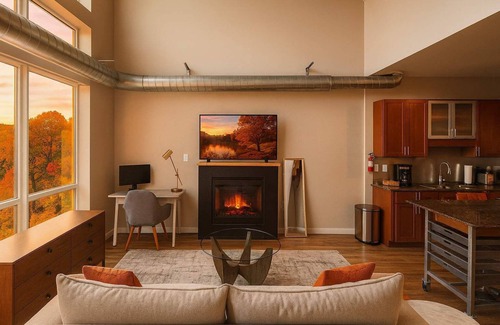 DeBaliviere Place Apartment | Forest Park Skyline Retreat with Balcony, Pool & Parking