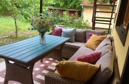 Kunfeherto House | Forest-side home by recreational lake