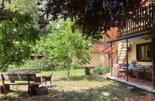 Kunfeherto House | Forest-side home by recreational lake