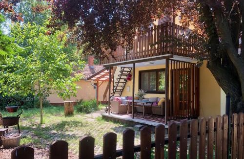 Kunfeherto House | Forest-side home by recreational lake