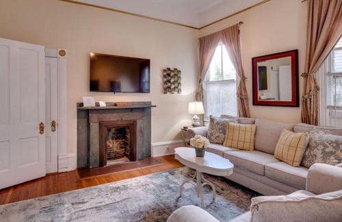 Historic Downtown Savannah Bed & Breakfast | Forsyth Park 2 Bedroom Beauty