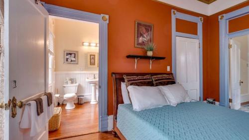 Historic Downtown Savannah Bed & Breakfast | Forsyth Park 2 Bedroom Beauty
