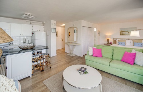 South Island Apartment | Fort Myers Beach Studio - Sunset & Ocean Views!