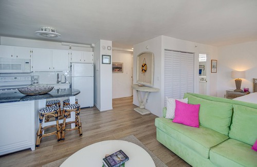 South Island Apartment | Fort Myers Beach Studio - Sunset & Ocean Views!
