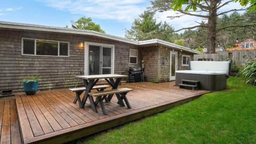 Arch Cape House | Four Bears by AvantStay Walk to Beach Hot Tub Ocean View