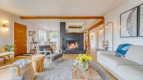 Arch Cape House | Four Bears by AvantStay Walk to Beach Hot Tub Ocean View