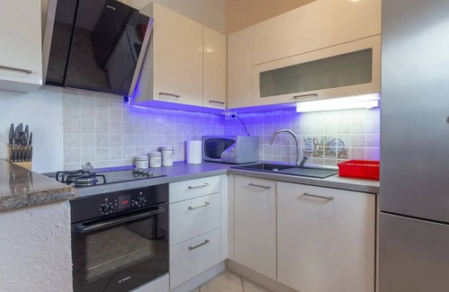 Dicmo House | Four Bedroom Holiday Home with Pool and Gym
