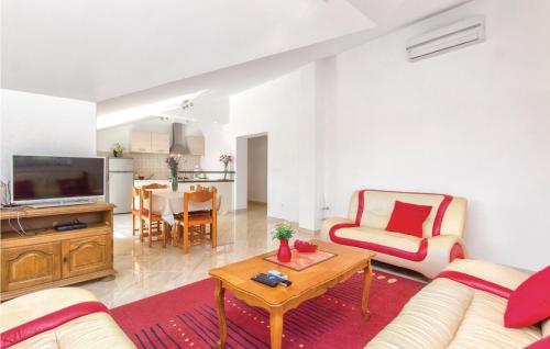 Bristane House | Four-Bedroom Holiday Home In Miljevci