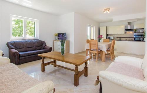 Bristane House | Four-Bedroom Holiday Home In Miljevci