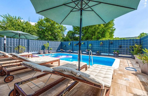 Trilj House | Four-Bedroom Holiday Home in Trilj