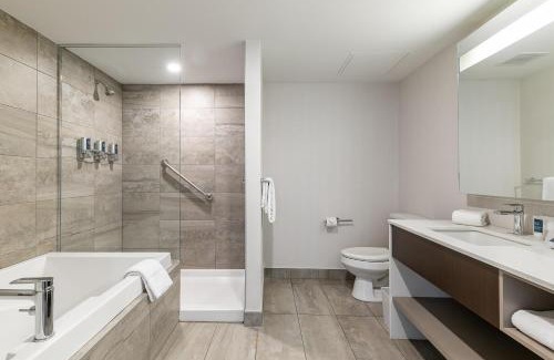 Desjardins Hotel | Four Points by Sheraton Lévis Convention Centre