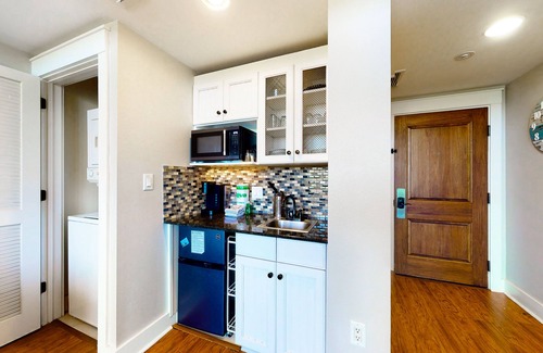 Baytowne Wharf Apartment | Fourth-floor studio with shared pool, fast WiFi, washer/dryer, & central AC