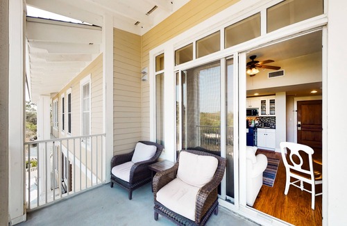 Baytowne Wharf Apartment | Fourth-floor studio with shared pool, fast WiFi, washer/dryer, & central AC