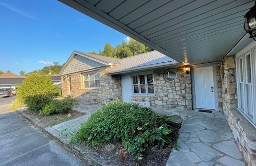 Gatlinburg Apartment | Fox Place - Little Room I