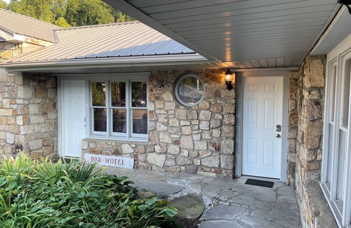 Gatlinburg Apartment | Fox Place - Little Room I
