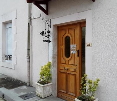 Javerlhac-et-la-Chapelle-St-Robert Bed & Breakfast | Chez Domi Jardin du bourg