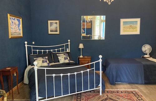 Saint-Laurent-de-la-Cabrerisse Bed & Breakfast | Triple Room with En suite at Villa Céline Bed & Breakfast with pool & garden