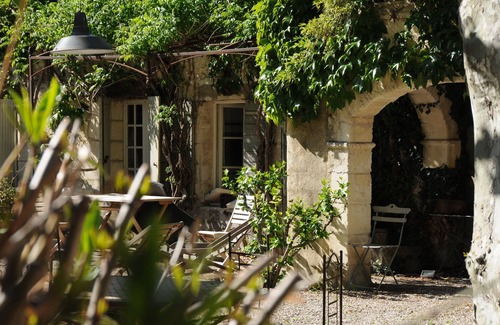 Paluds de Noves Apartment | Daudet Romantic two-person apartment in Provence