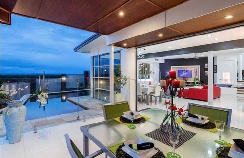 Nikenbah House | Fraser Island Views - Luxury Family House on the Hill with Panoramic Ocean Views