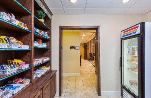 McAllen Condo | Free Breakfast. Outdoor Pool & Hot Tub. Near the University of Texas Rio Grande Valley!