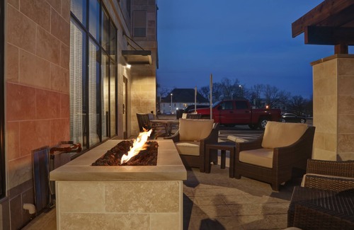 Overland Park Apartment | Free Breakfast. Pool. Shared BBQ. Gym. Close to Overland Park Convention Center!