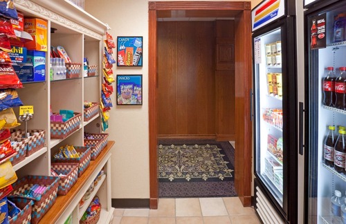 Tech Terrace Apartment | Free Breakfast. Shared Pool & Hot Tub. Studio Near Texas Tech University & University Medical Center.