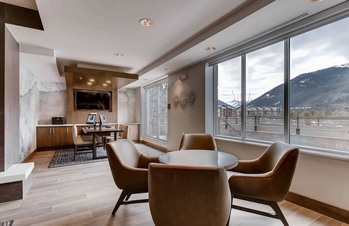 Mountain House Hotel | Free Breakfast to Fuel Your Ski Day! Hot Tub, Pets Adored, Shuttle Ease!
