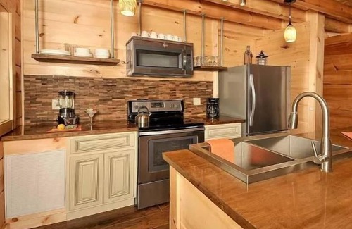 Pigeon Forge Cabin | Free Dollywood Tix/IndoorHeatedPOOL/5Min2Pkwy/