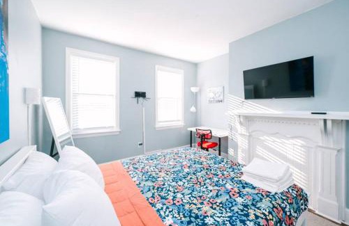 Manchester Apartment | Free Parking - High Speed Internet - Yard