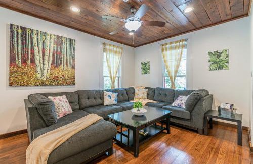 Mahncke Park House | Free parking, Walk to Botanical Garden, PS4, Grill, Private fenced backyard, Pets allowed