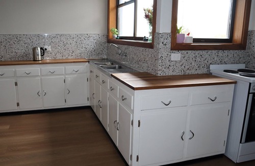 Mount Gambier House | Free Wine + Choc Winter Deal* Prime Blue Lake location. Space and comfort for 6