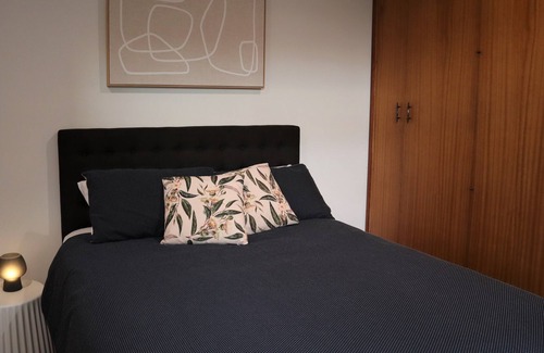 Mount Gambier House | Free Wine + Choc Winter Deal* Prime Blue Lake location. Space and comfort for 6